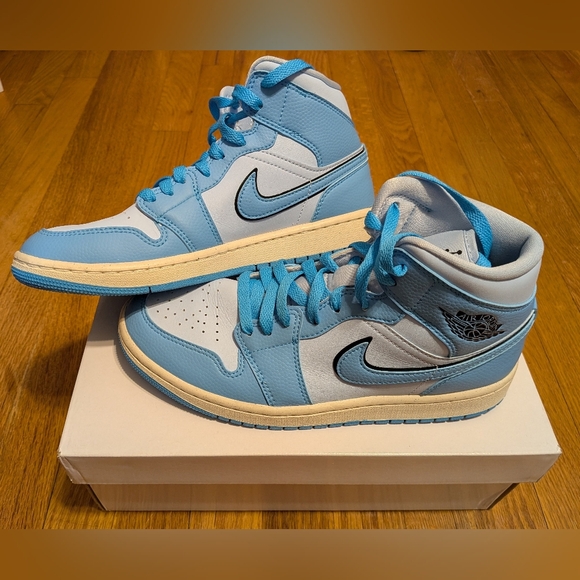 Women's Nike Air Jordan 1 Mid SE Ice Blue Size 8.5 - Picture 2 of 6